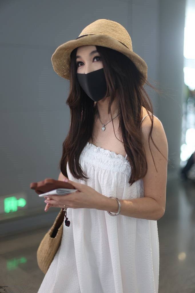 网友|温碧霞穿吊带裙走机场，都快当奶奶的人了，还装清纯少女假不假？