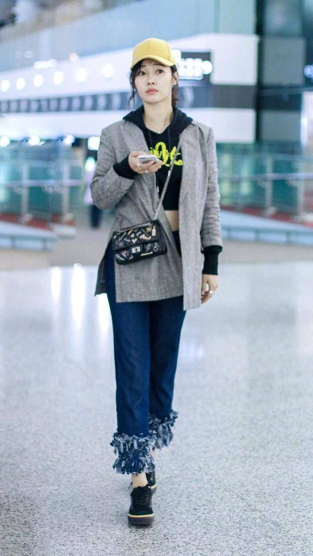 显得|白百何真会博眼球！“反穿”西装走红毯，看似奇怪，却意外时尚