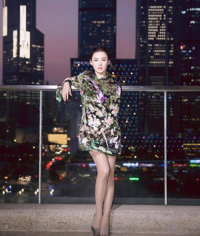 马尾|张柏芝真是“少女脸”，穿牛仔连体裤扎高马尾装扮，嫩得惹人羡慕