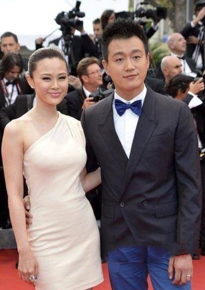 设计|关悦和佟大为夫妻档走红毯，穿露肩裙大秀曼妙身材，直角肩真抢眼