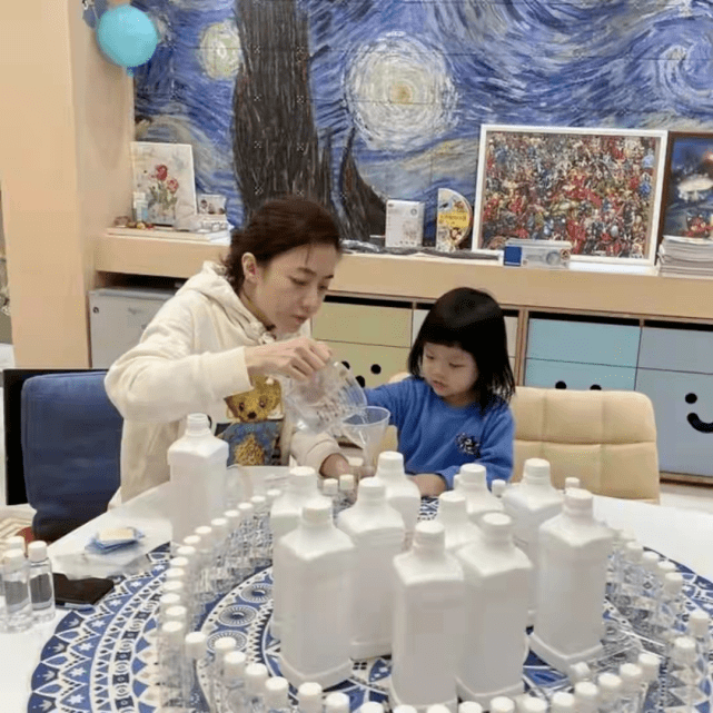 甘比|甘比3岁女儿罕见露正脸！穿短袖跟妈妈参加活动，长相神似刘銮雄