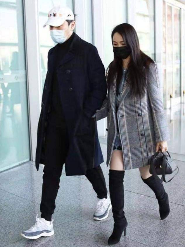 短裙|秦昊夫妇走机场，伊能静零下8度光腿穿短裙，比小10岁老公还嫩！