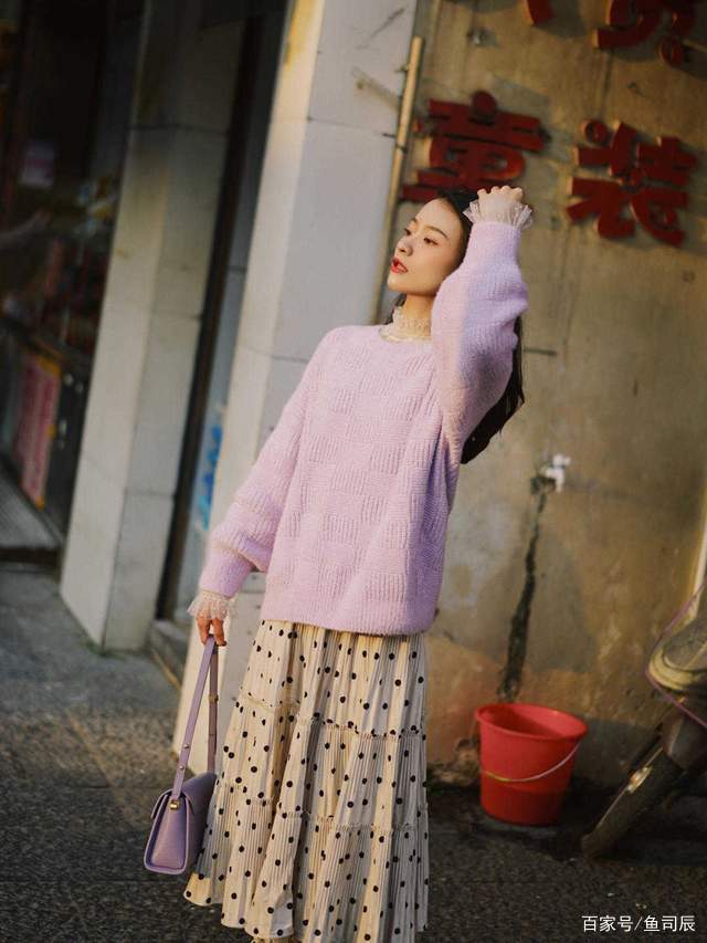 毛衣|30+的女生怎么穿才有气质？白色衬衫配长款简约大方，减龄又洋气