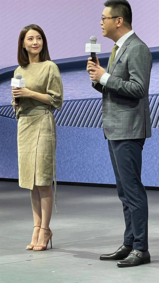 设计|高圆圆新街拍帅气十足!穿工装美成霸气总裁,气场全开竟然无人敌