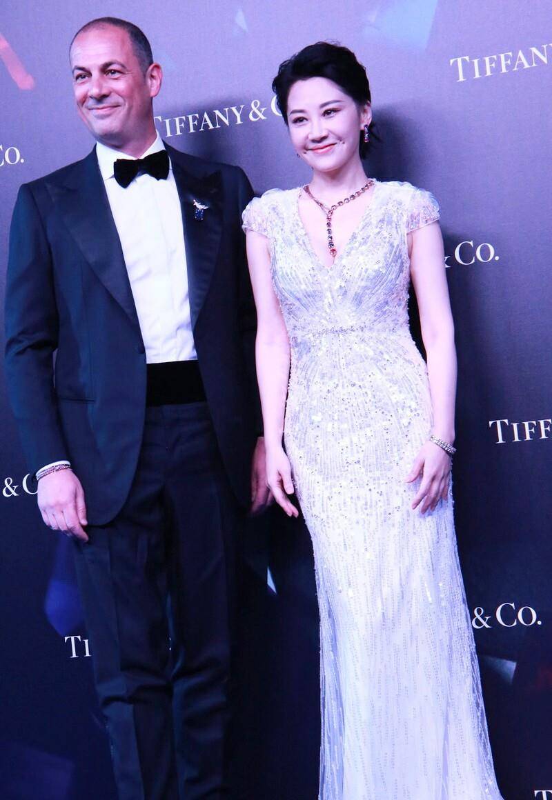 身材|年过五旬的许晴，礼服造型依旧很出众，优雅、自信、高级感十足