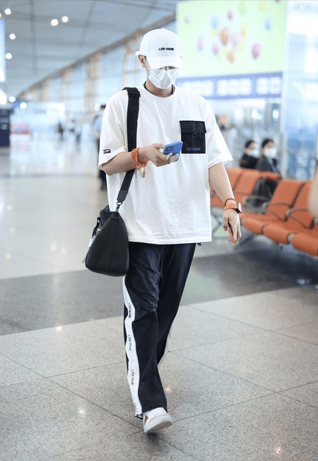 运动服|黄子韬的穿搭太时髦，一身运动服穿出“秀场范”，天生的衣服架子