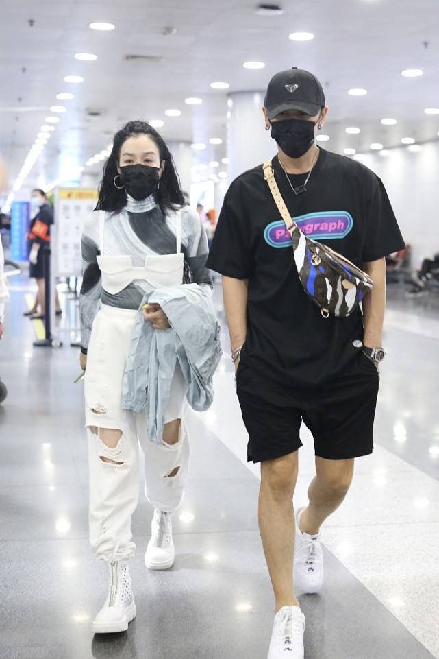 长裤|张伦硕真有暖男范，把钟丽缇宠成“小公主”，看造型就知道很恩爱