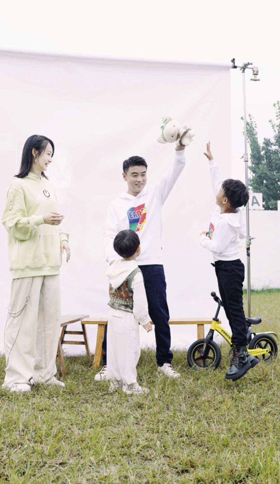 国乒男|“国乒男神”王皓晒全家福，妻子一张“祸水脸”，感觉很有优势美