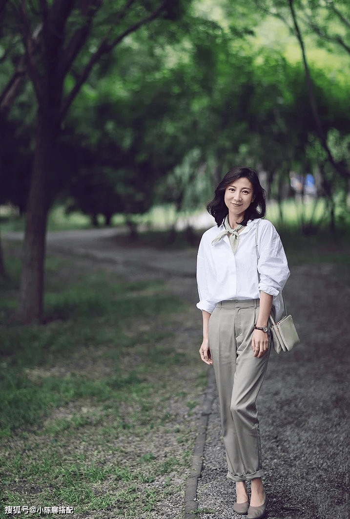 服装|女人到了中年，穿衣打扮要“得体”，更要学会不装嫩也不显老