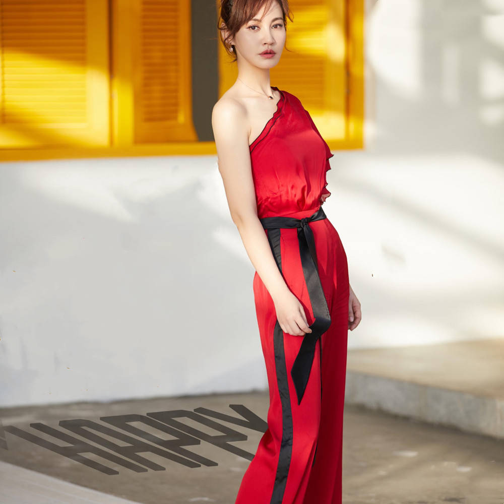 丽人|才42岁就敢演妈，杨雪为《乔家的儿女》牺牲真大，私服满满御姐风