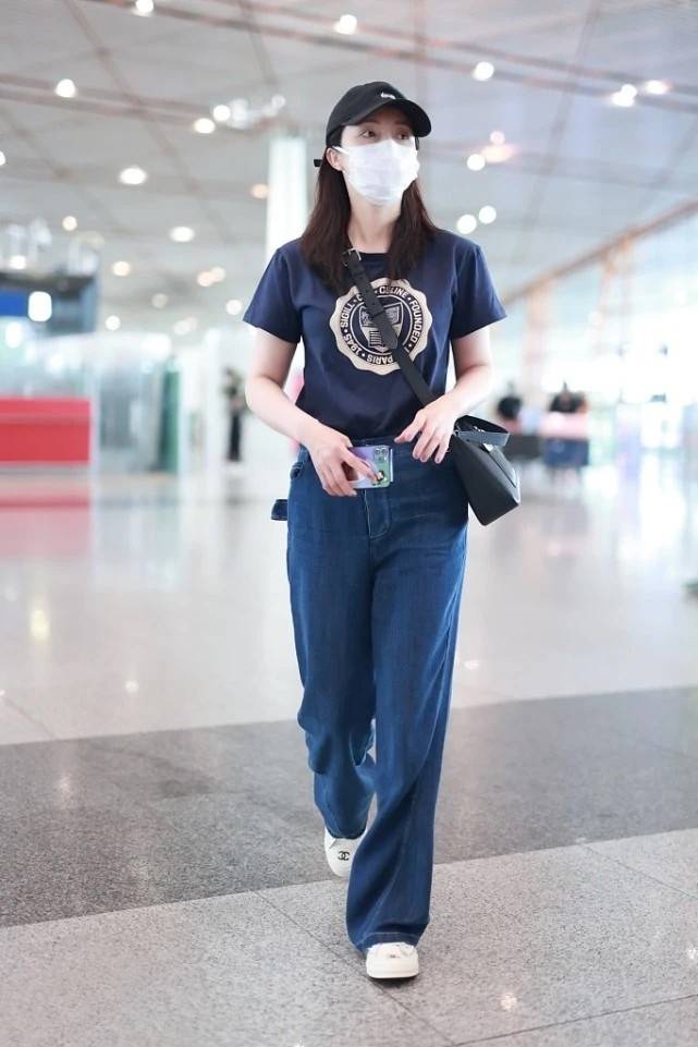 董璇真|42岁董璇真令人羡慕，随意穿条“拖地长裤”，造型都很显好身材