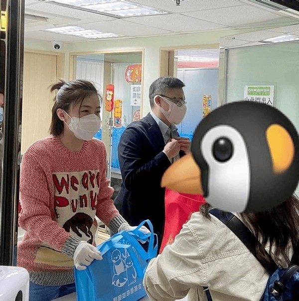 甘比|甘比3岁女儿罕见露正脸！穿短袖跟妈妈参加活动，长相神似刘銮雄