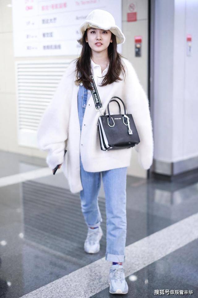 身材|学宋祖儿这样穿针织衫,衣角拧成麻花配喇叭裤,一身黑照样显年轻