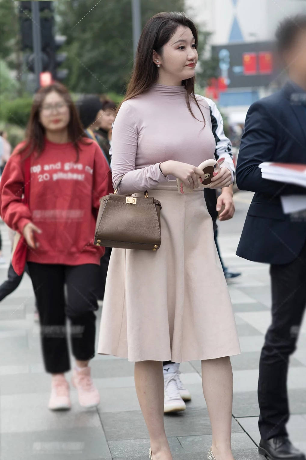 身材|初秋优雅清新的穿搭,高领打底衫配半身裙,简约大方又显气质