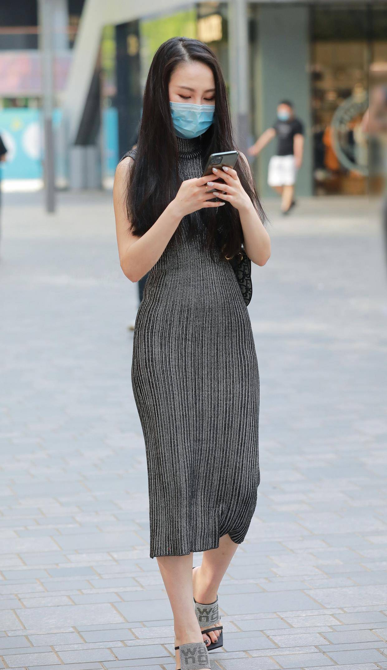 身材|微胖身材连衣裙怎么选？深色竖条纹款式加高跟鞋，修身显瘦有气质