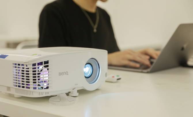 投影仪|办公好手 更是全能多面手 BenQ E540智能高亮投影仪