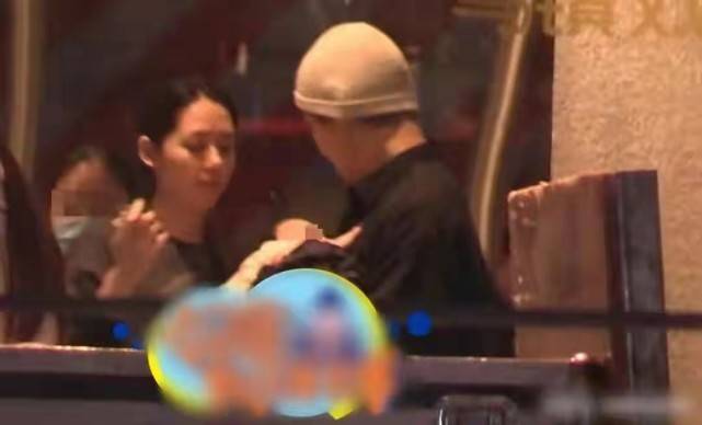 郭碧婷|小向太真会养女儿!不到一岁就去看画展,郭碧婷更难得打扮了一回