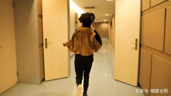 帆布鞋|52岁许晴穿豹纹上衣亮相，生活还是大大咧咧的，奔跑起来像花豹