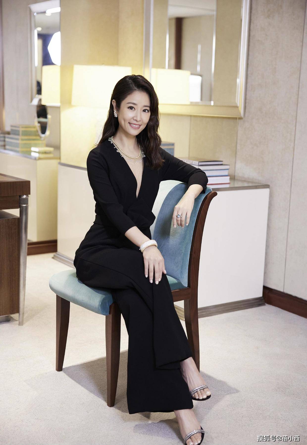 感觉|林心如这回改了风格，烫了摩卡波波头穿斜肩裙，就她能穿出高级感