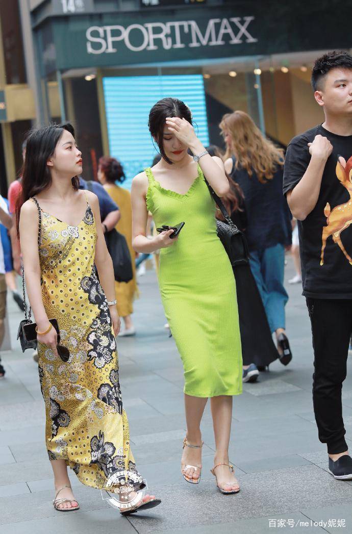 高跟|时尚精致的打底裤穿搭衬托优美的线条，气质十分出众，充满童趣