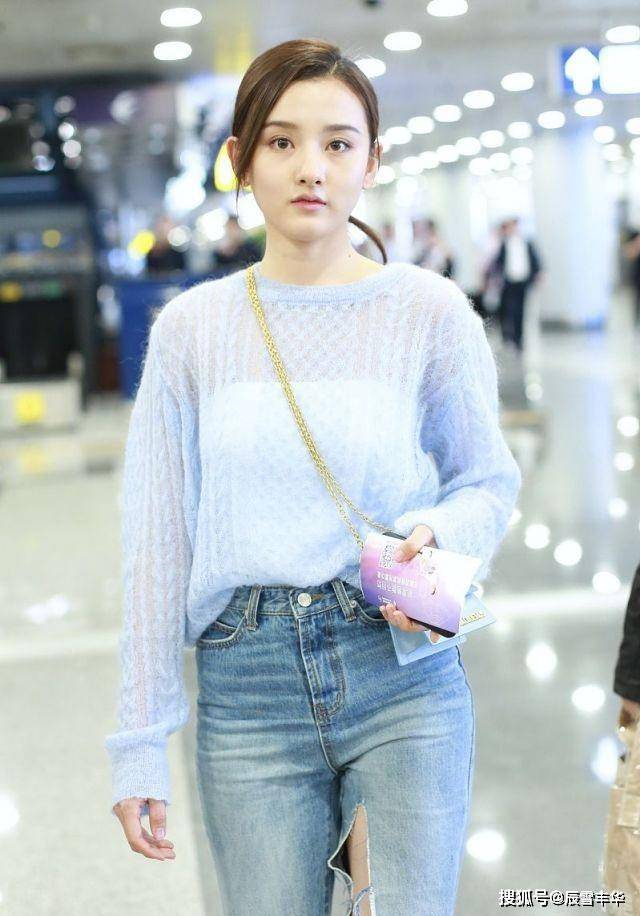 身材|学宋祖儿这样穿针织衫,衣角拧成麻花配喇叭裤,一身黑照样显年轻