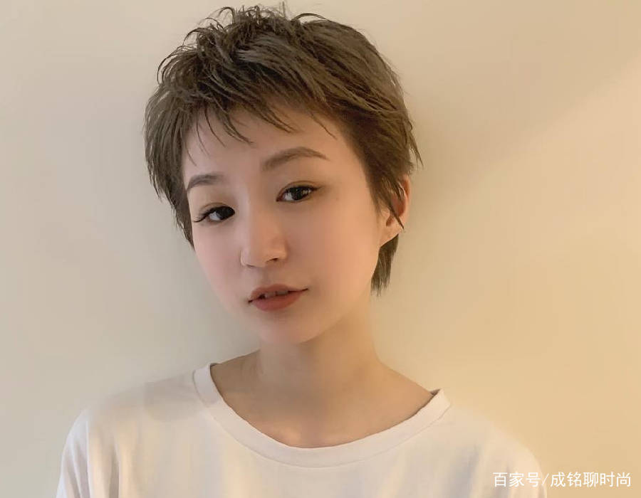发型|不管你多大年龄，都可以尝试一下这六种时尚短发，显脸小又减龄