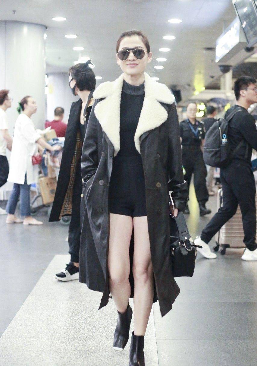 黑色|梅婷减肥成功后减龄至少10岁，穿抹胸连衣裙高调亮相，气质惊艳？