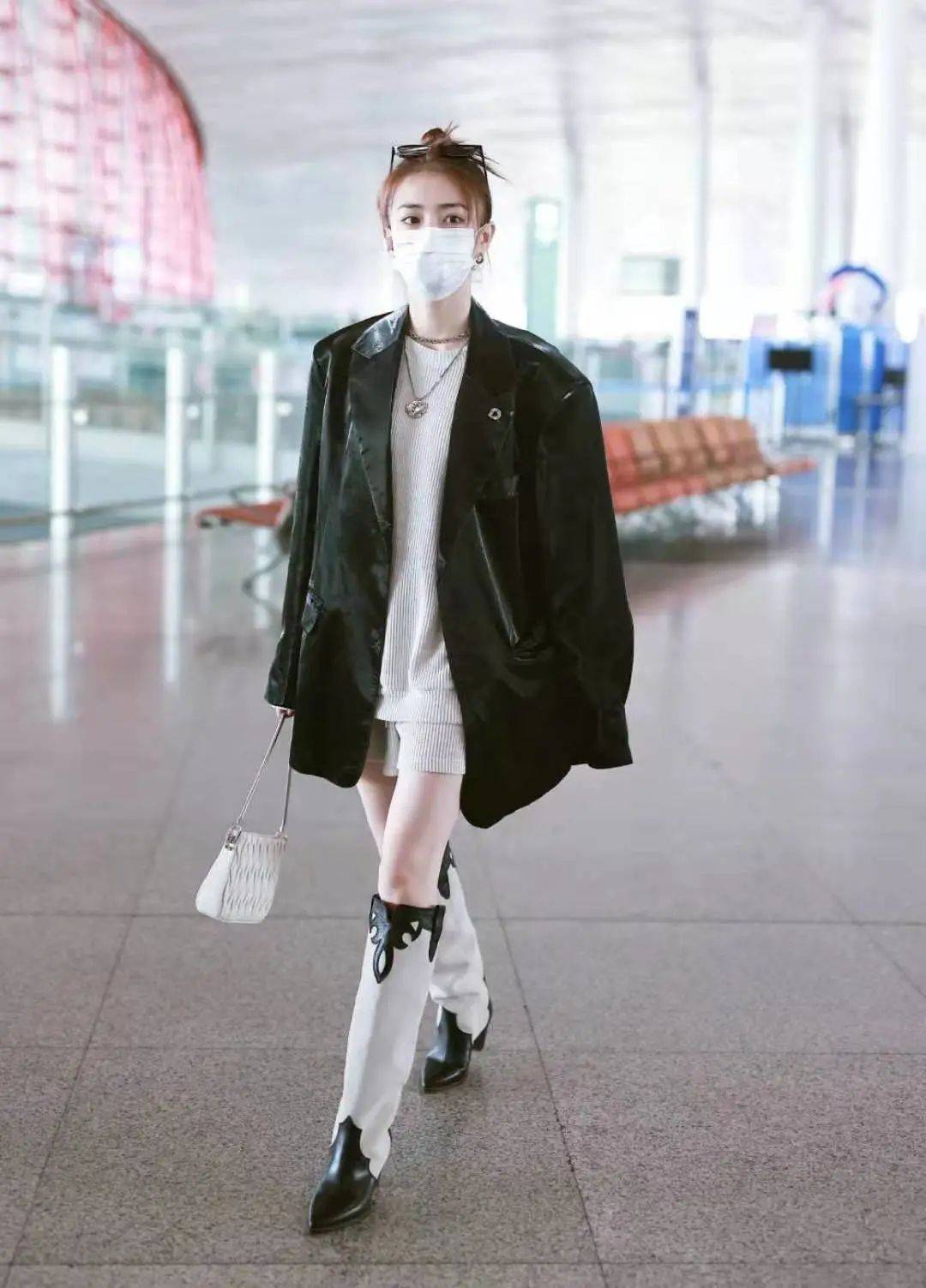 运动鞋|逛街偶遇杨幂…她穿短裤时总穿这几款鞋