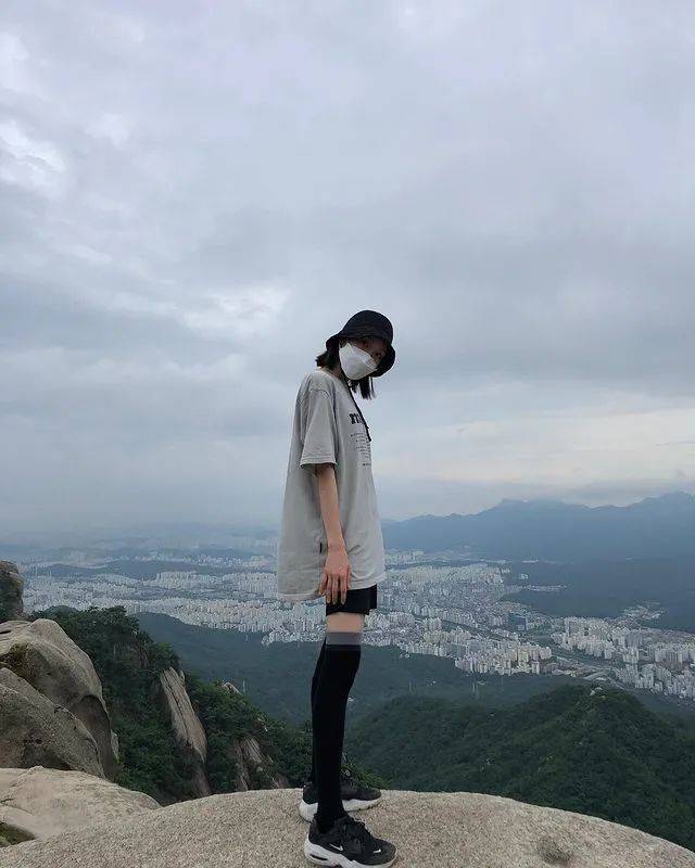 运动鞋|逛街偶遇杨幂…她穿短裤时总穿这几款鞋