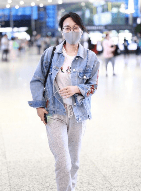 身材|陈松伶真是时髦阿姨,穿牛仔衣配印花裙太减龄,比小8岁老公洋气