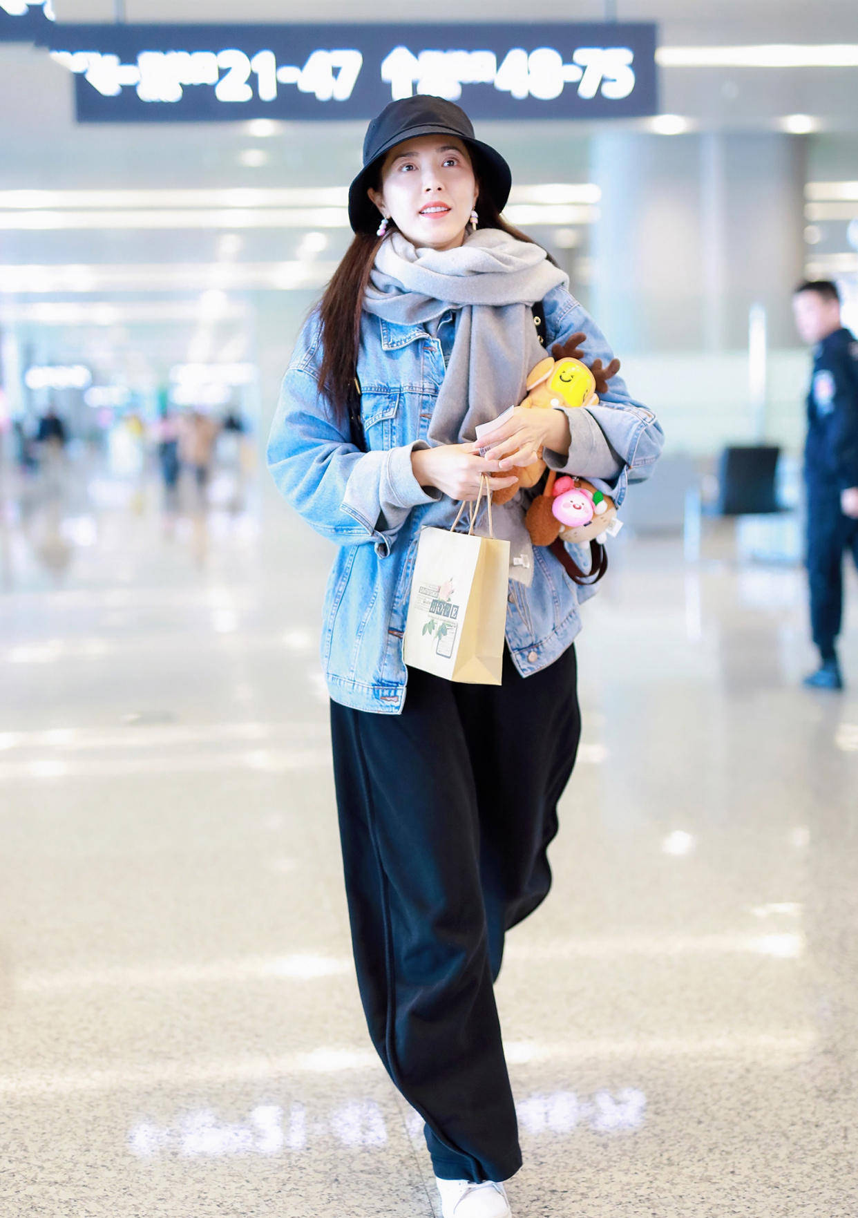 身材|陈松伶真是时髦阿姨,穿牛仔衣配印花裙太减龄,比小8岁老公洋气