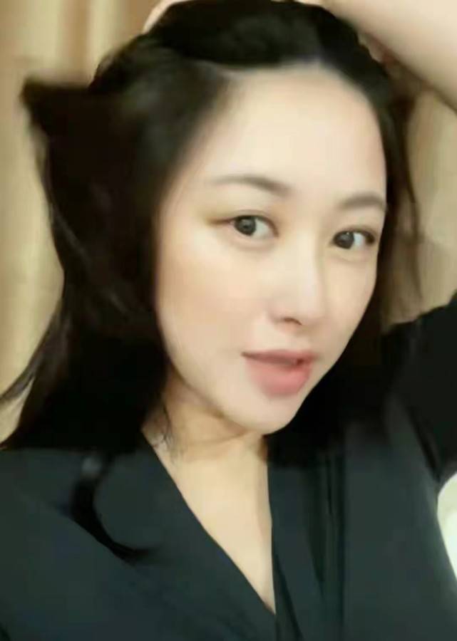 发型|名媛朱珠当妈后更有女人味！产后淡妆亮相走清纯风，发福后照样美