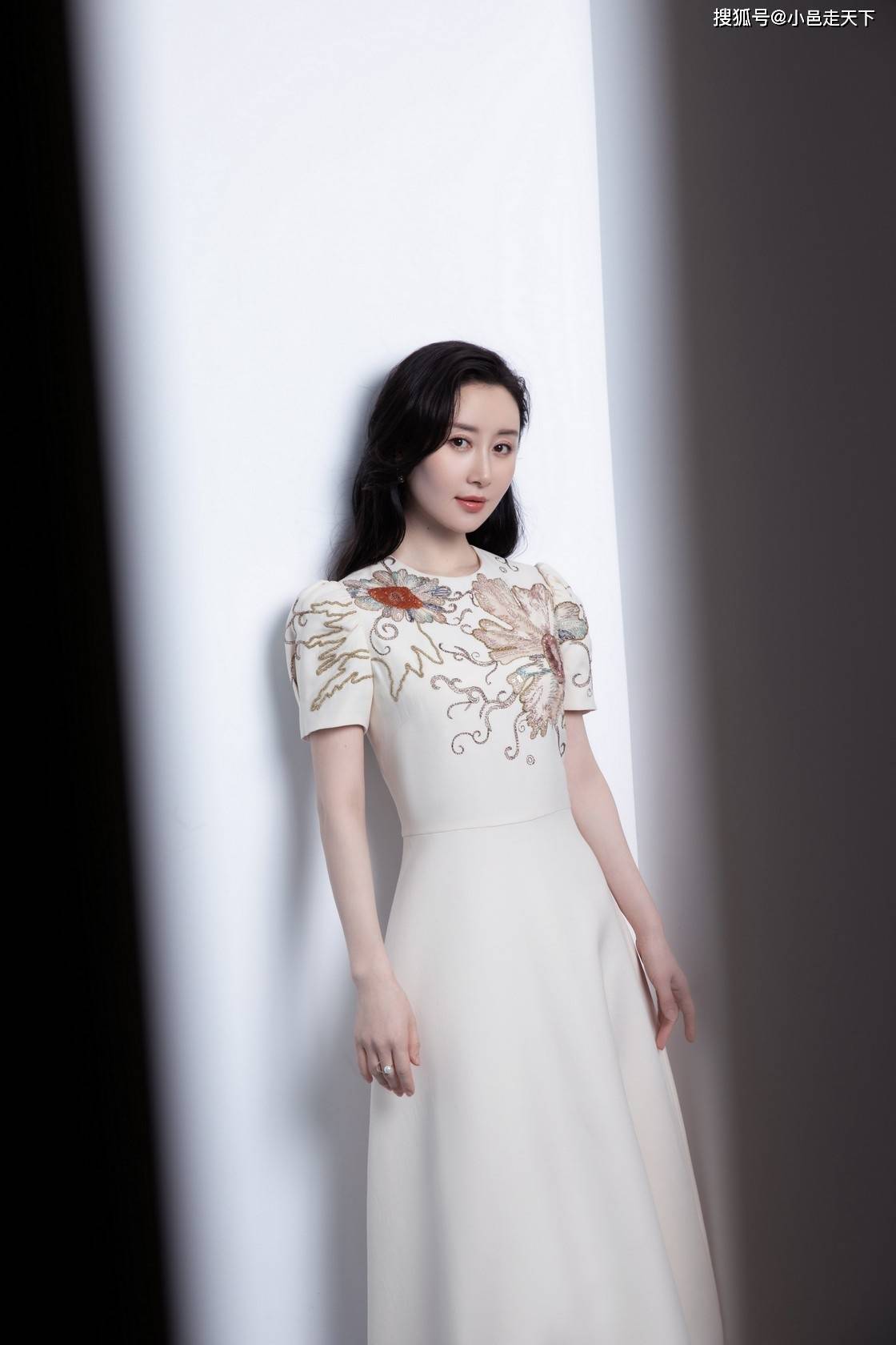 舒畅白色礼服舞台照合集