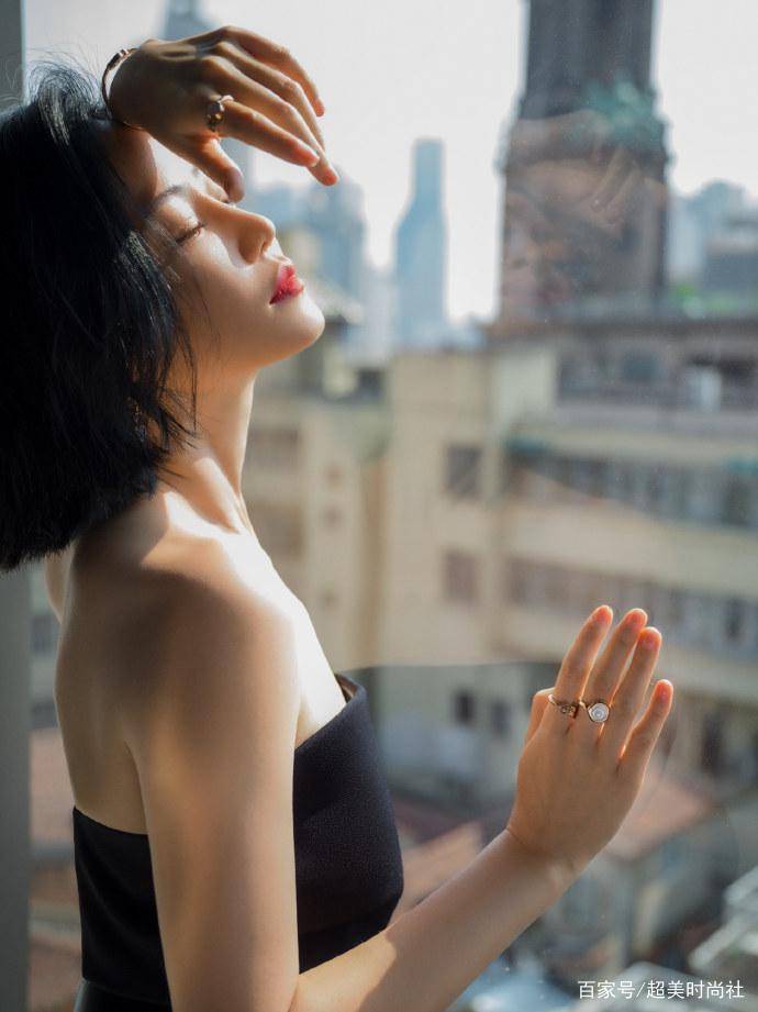 身材|谭卓黑裙红唇惊艳众人，身材长相不是顶配，时尚品味却一路看涨