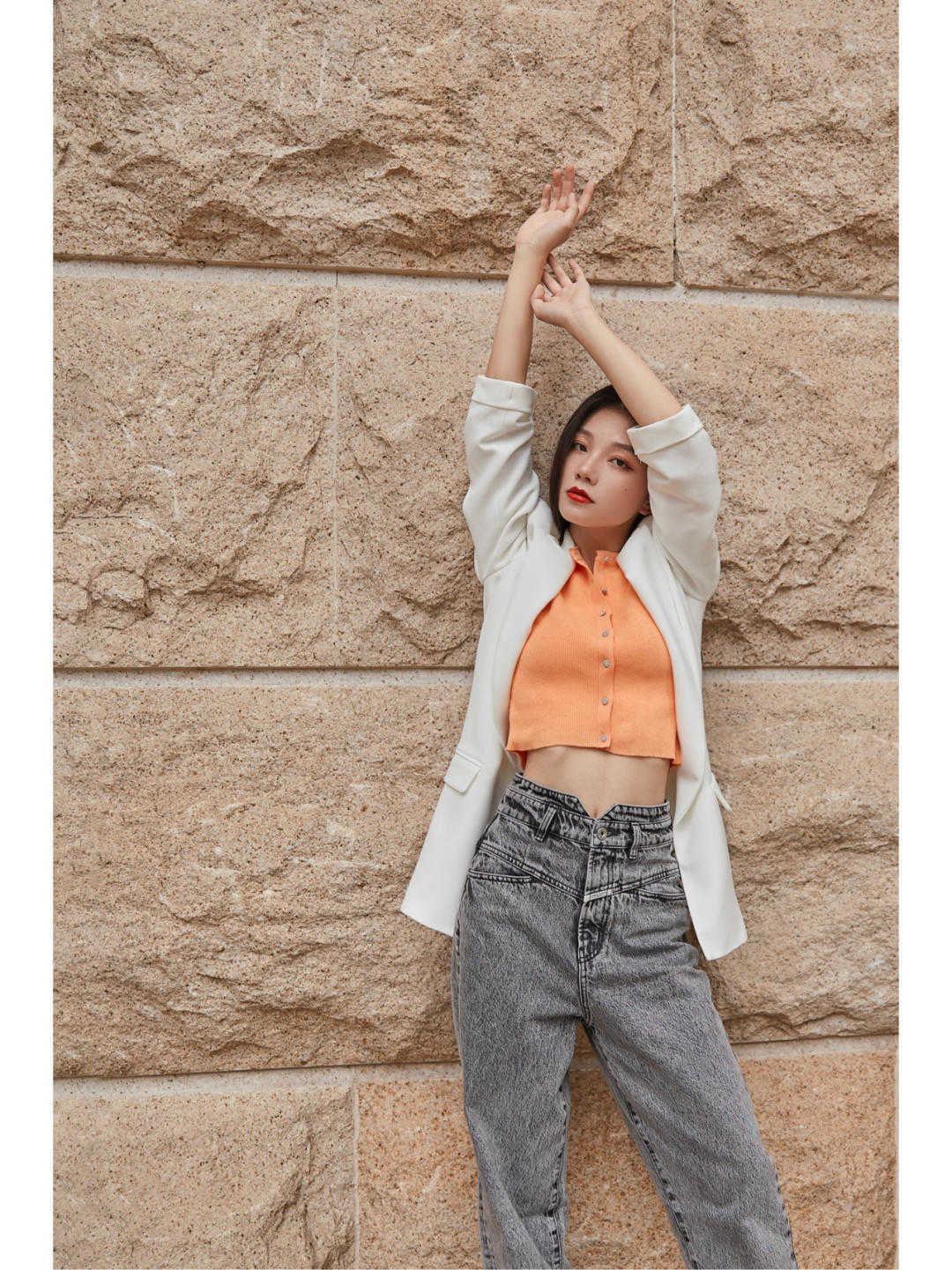 显得|小个子女生入秋就这么穿，蓝色衬衫搭高腰裤又飒又美，显高又显瘦