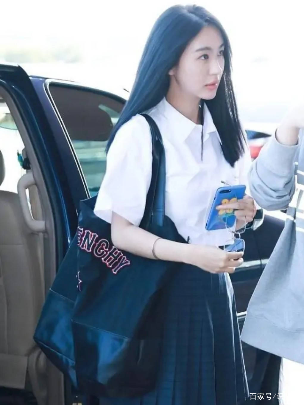 黑色|33岁的李菲儿挺会打扮，学生装搭配清纯可爱，大长腿是格外吸睛