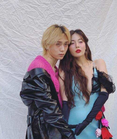 短裙|泫雅与男友花式比心,穿豹纹短裙演绎土味时尚,金晓钟绿发更抢镜