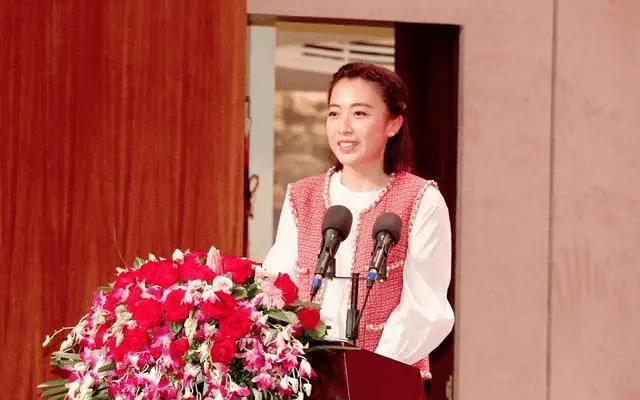 甘比|甘比3岁女儿罕见露正脸！穿短袖跟妈妈参加活动，长相神似刘銮雄