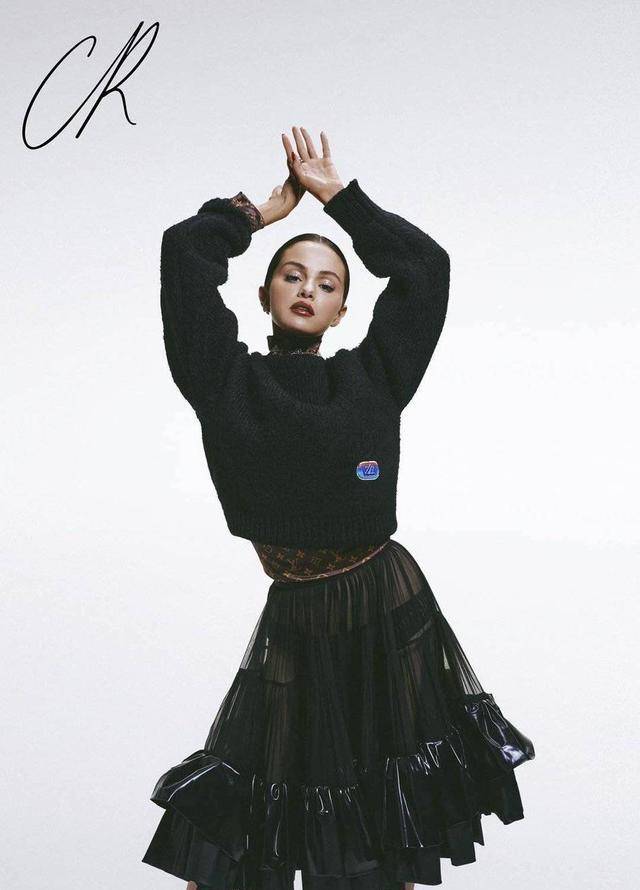 生活|赛琳娜状态真好!穿毛毛外套变身“时髦小姐”,胖嘟嘟可爱的很