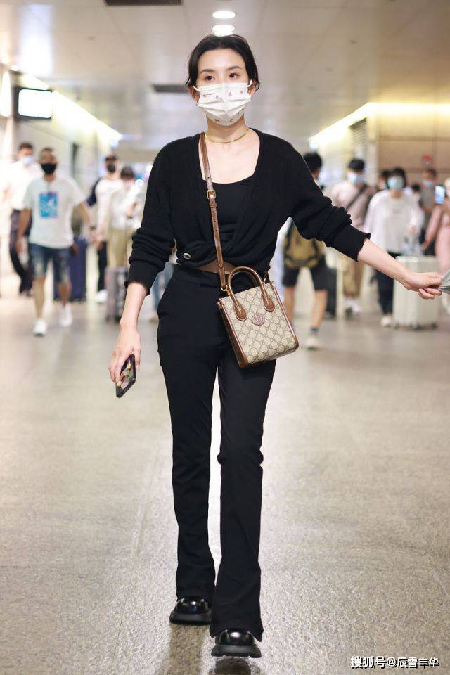 身材|学宋祖儿这样穿针织衫,衣角拧成麻花配喇叭裤,一身黑照样显年轻