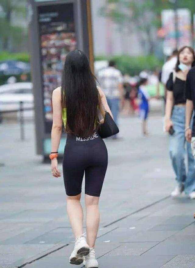 显得|连衣裙的穿着潮感十足，穿出淑女气质，彰显清爽又个性魅力