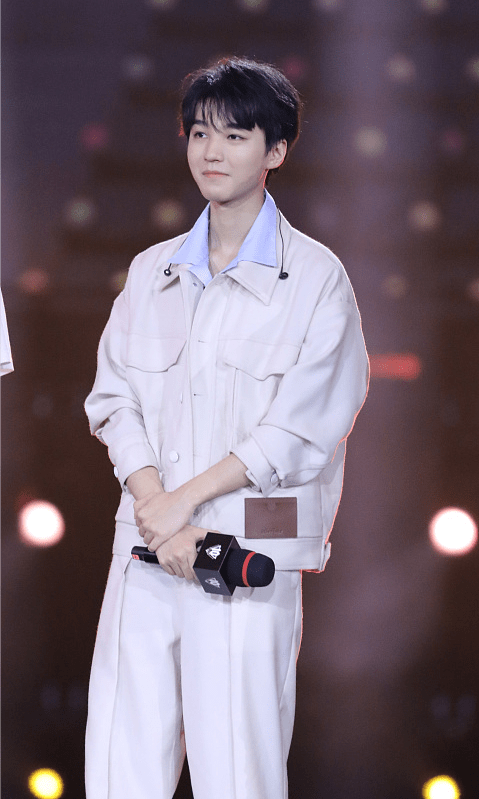 套装|王俊凯成长了不少，虽然穿白色套装还带着少年样，但一点不稚嫩了