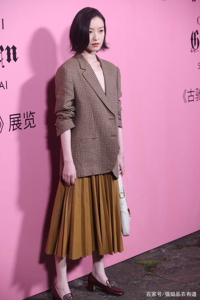 视觉|40岁的张萌真敢穿，大胆挑战绿百褶裙配绿T，果然老板娘就是自信