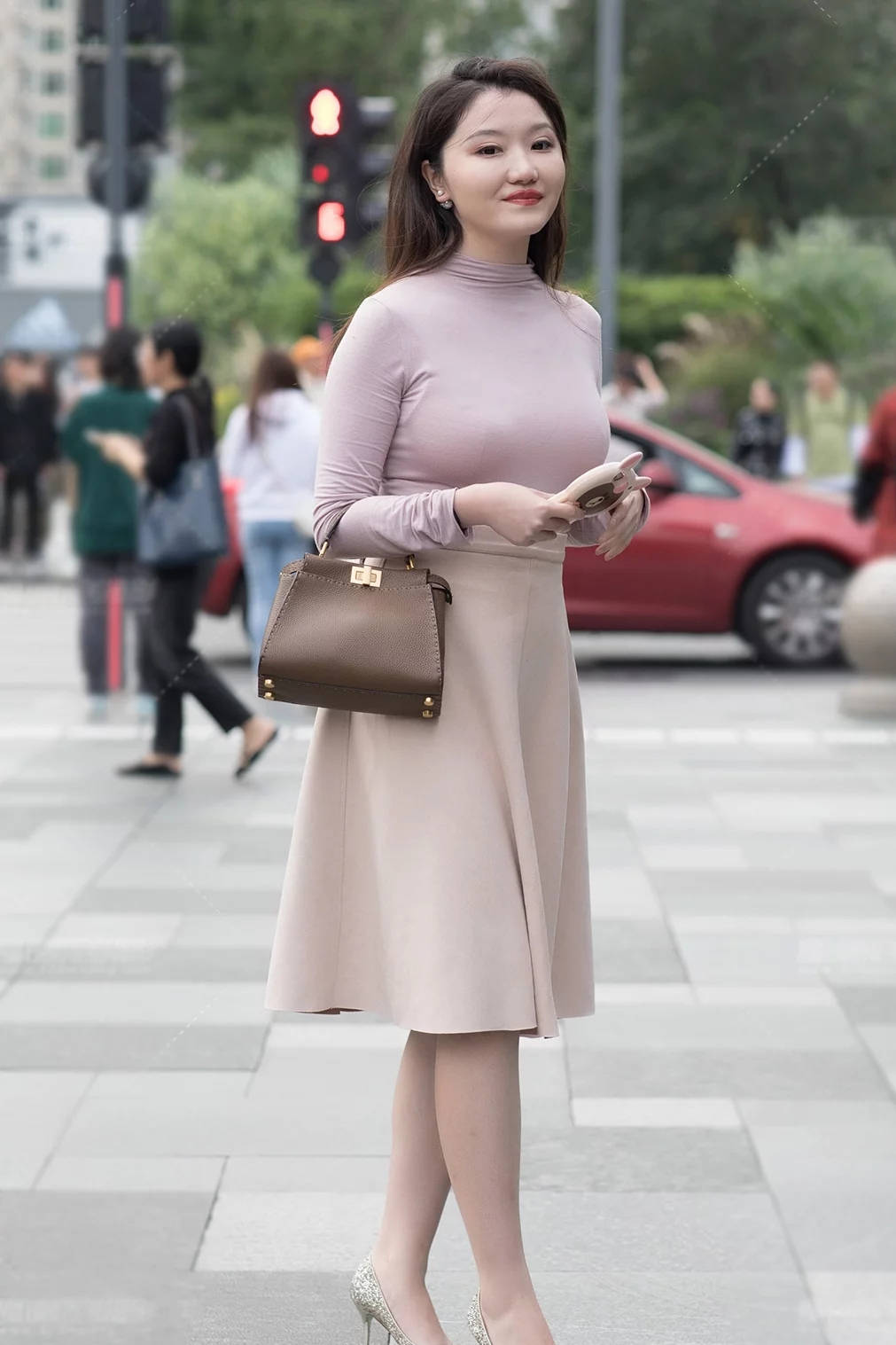 身材|初秋优雅清新的穿搭,高领打底衫配半身裙,简约大方又显气质
