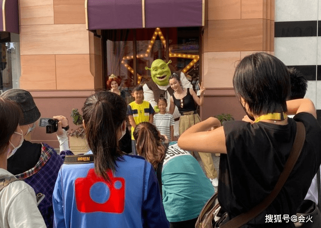 影城|48岁李冰冰现身环球影城，引发众人拍照围观，与小朋友合照超亲切