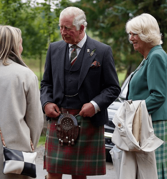 查尔斯|卡米拉被长公主孤立了?穿格纹绿裙清新大方,满脸都是褶子好嘚瑟