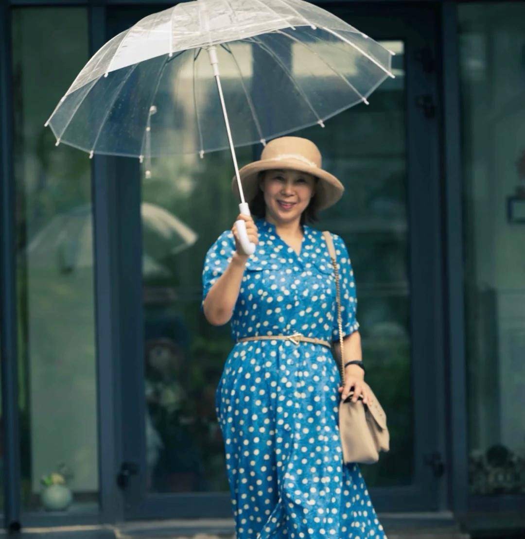 黑色|女人过了60岁别总穿裤装,显胖又不好搭配,裙装舒服时髦又显年轻