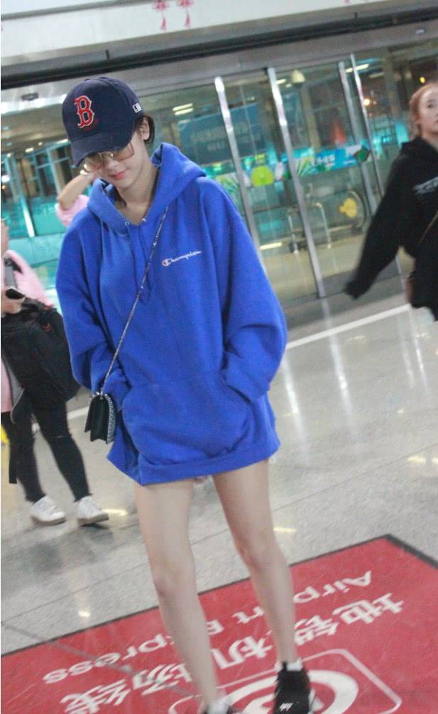 卫衣|杨紫终于自信一回，浑身穿件卫衣就出门，秀出的腿让女生看了崩溃