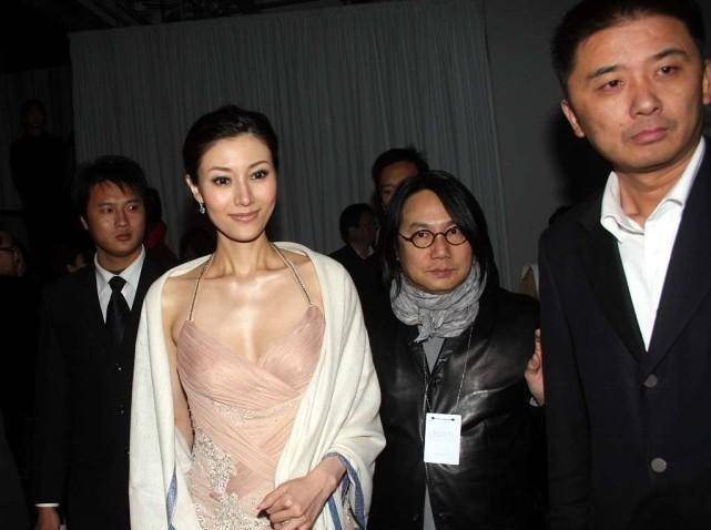 魅力|李嘉欣虽然身材骨感，但上身还是有肉肉的，暗场的灯光下更显立体