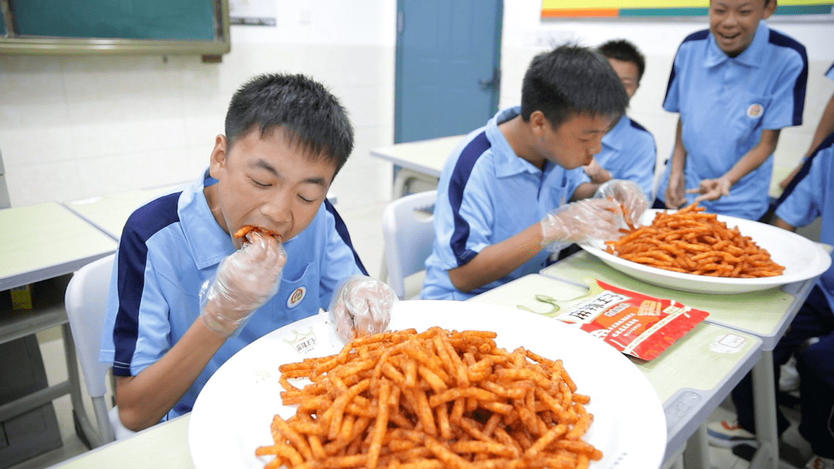 辣条专业班吃辣条选班干部,90后老师太会玩